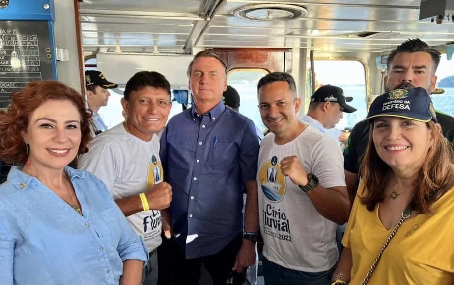 O presidente Jair Bolsonaro em embarcação neste domingo para Romaria Fluvial 