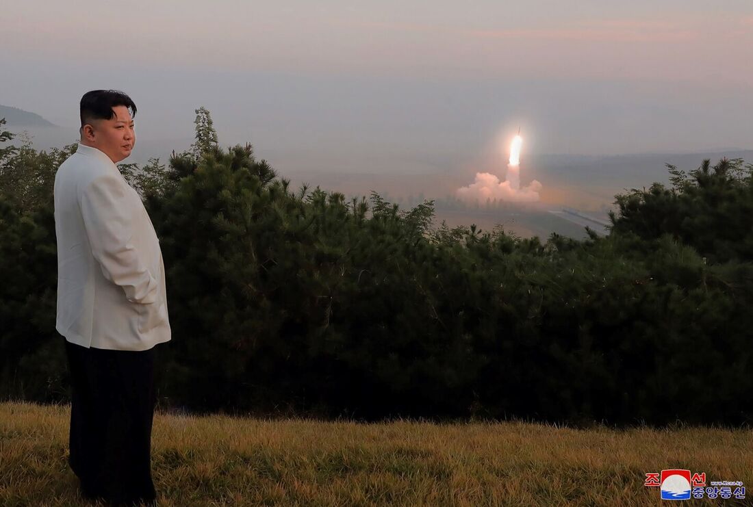 Kim Jong Un, líder norte-coreano, supervisiona lançamento de míssil balístico