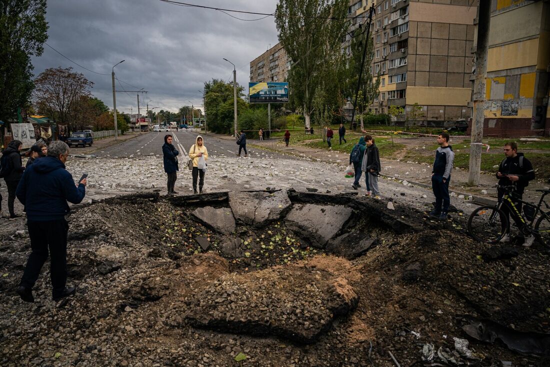 Cratera formada após um ataque de míssil em Dnipro