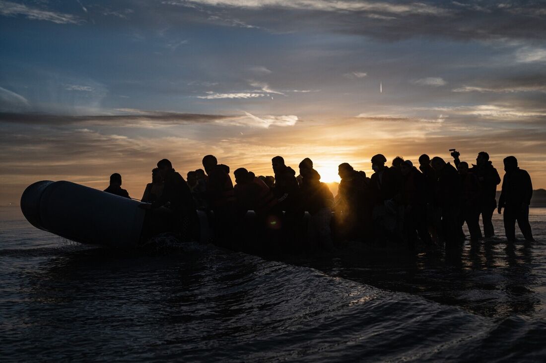 Imigrantes tentam cruzar a fronteira