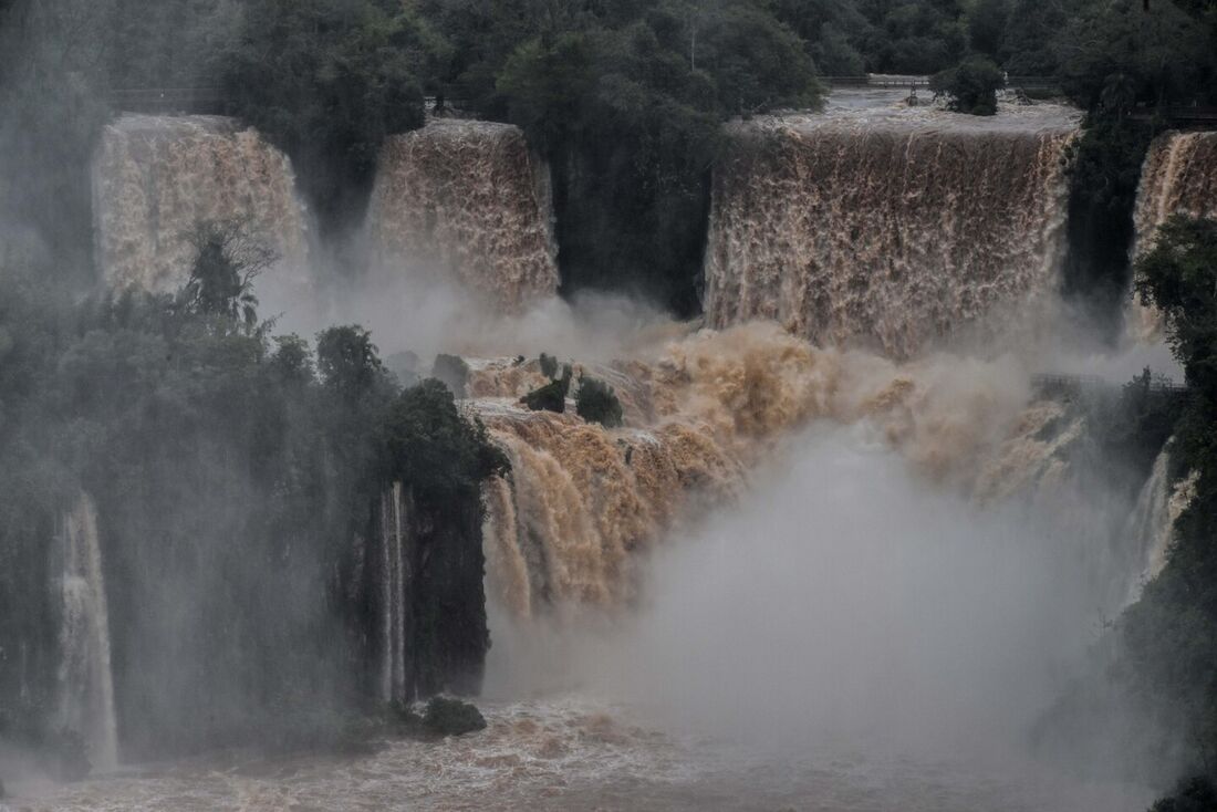 Cataratas do Iguaçu, na fronteira entre o Brasil e a Argentina