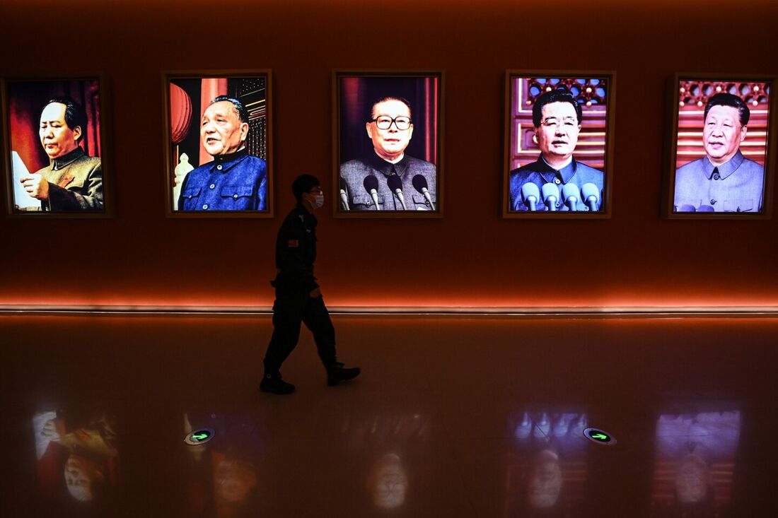 O falecido presidente chinês Mao Zedong e os ex-líderes chineses Deng Xiaoping, Jiang Zemin, Hu Jintao e o atual presidente Xi Jinping no Salão Memorial Revolucionário de Yan'an, na cidade de Yan'an, na província de Shaanxi, noroeste da China