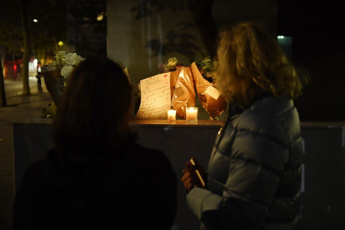 Homenagens prestadas à Lola, no prédio onde morava 