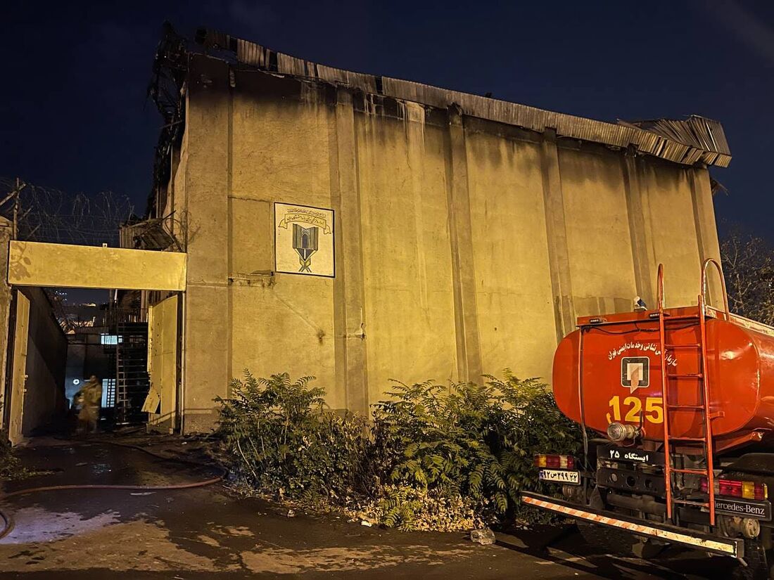 Caminhão de bombeiros em frente à prisão de Evin, no Irã