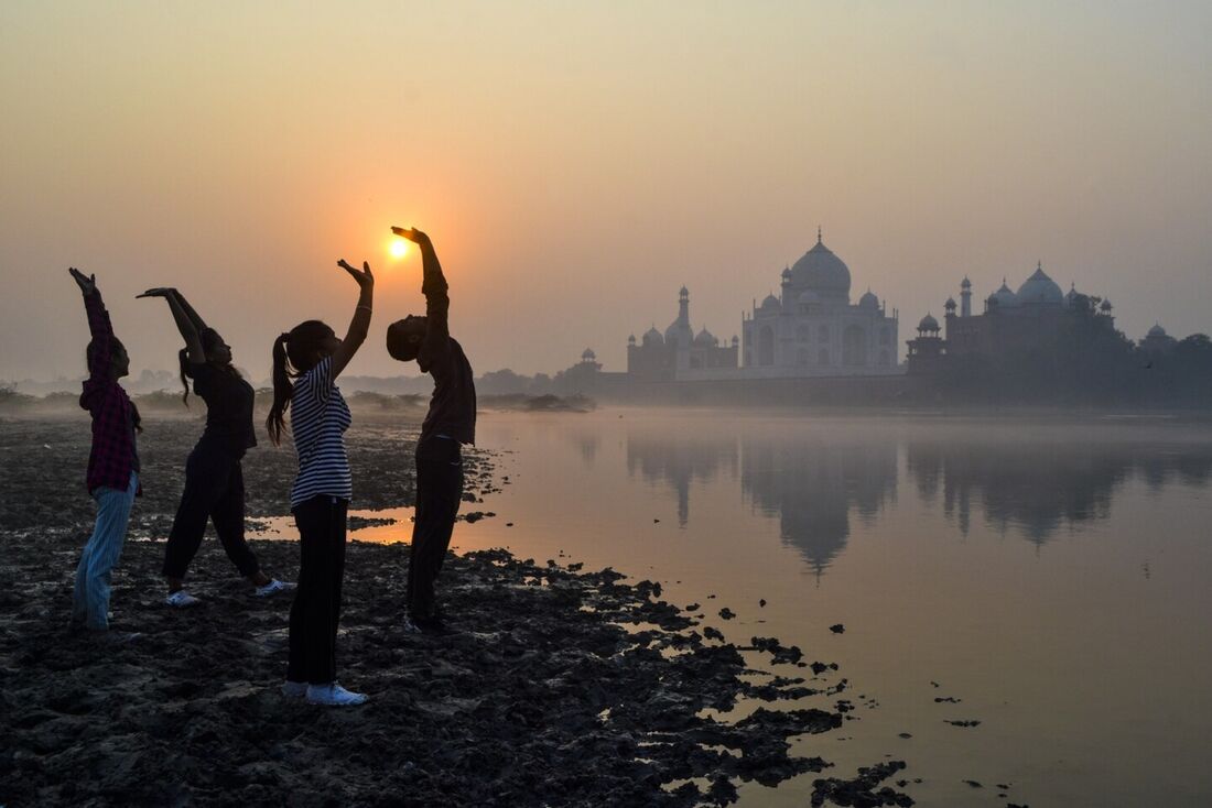 Crianças na beira do rio Yamuna, na Índia