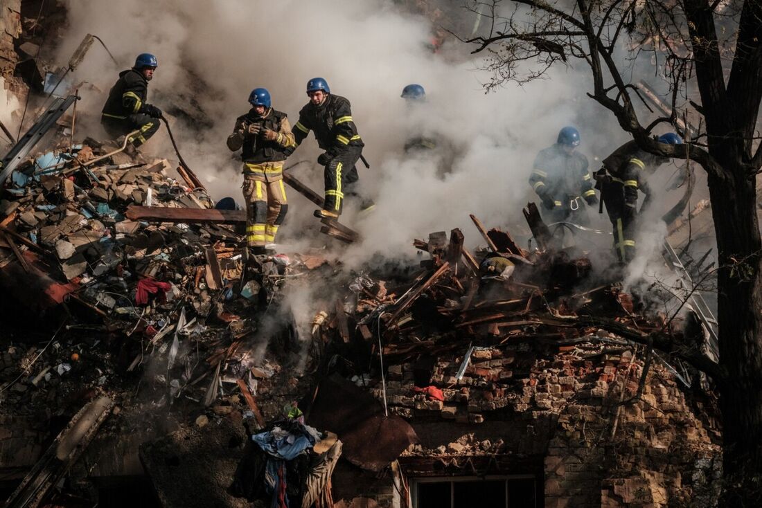 Bombeiros contendo o fogo em uma área residencial na Ucrânia