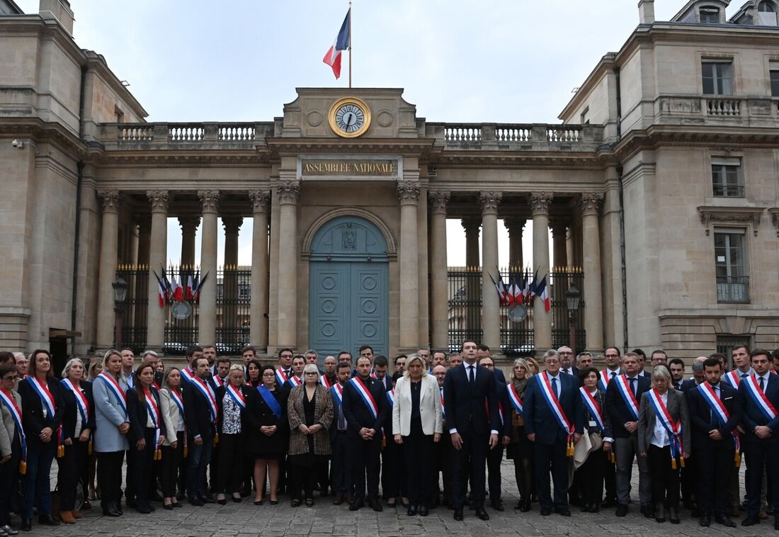 Parlamentares de extrema direita da França, prestando um minuto de silêncio a Lola