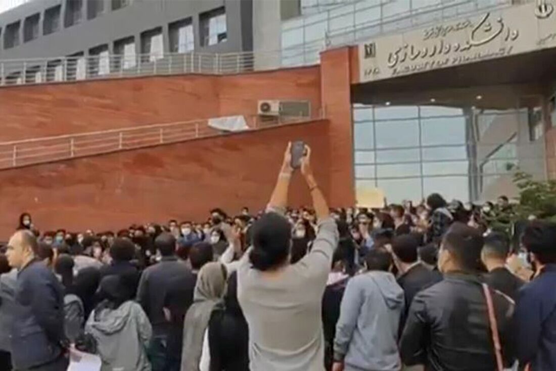 Protestos foram iniciados há mais de um mês contra a morte da jovem curda Mahsa Amini após sua detenção