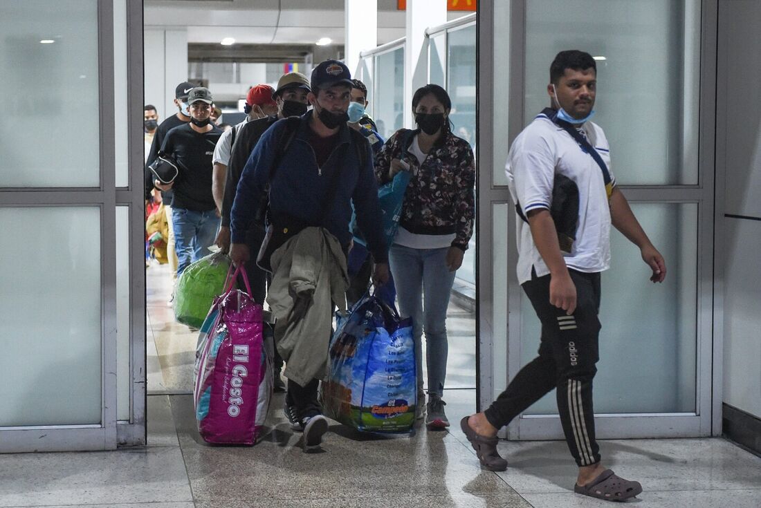 Migrantes retornam à Venezuela após mudança de regra para entrada nos EUA