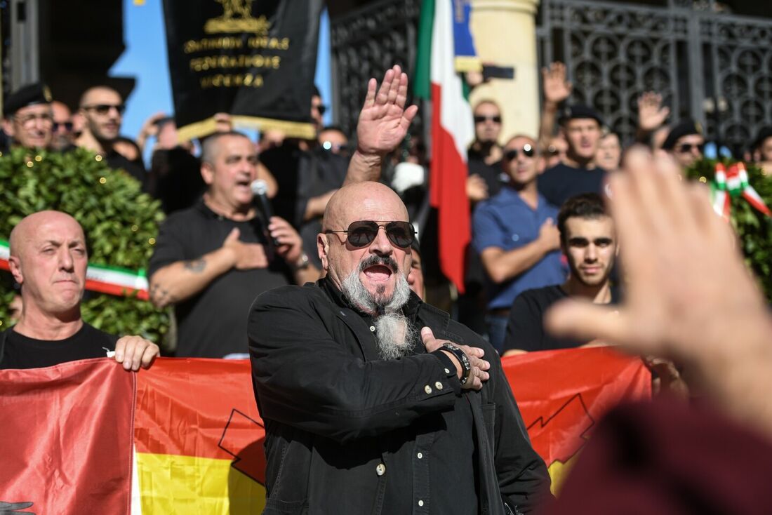 Centenas de pessoas marcham em homenagem ao ditador italiano Mussolini pelo centenário da 'Marcha sobre Roma'