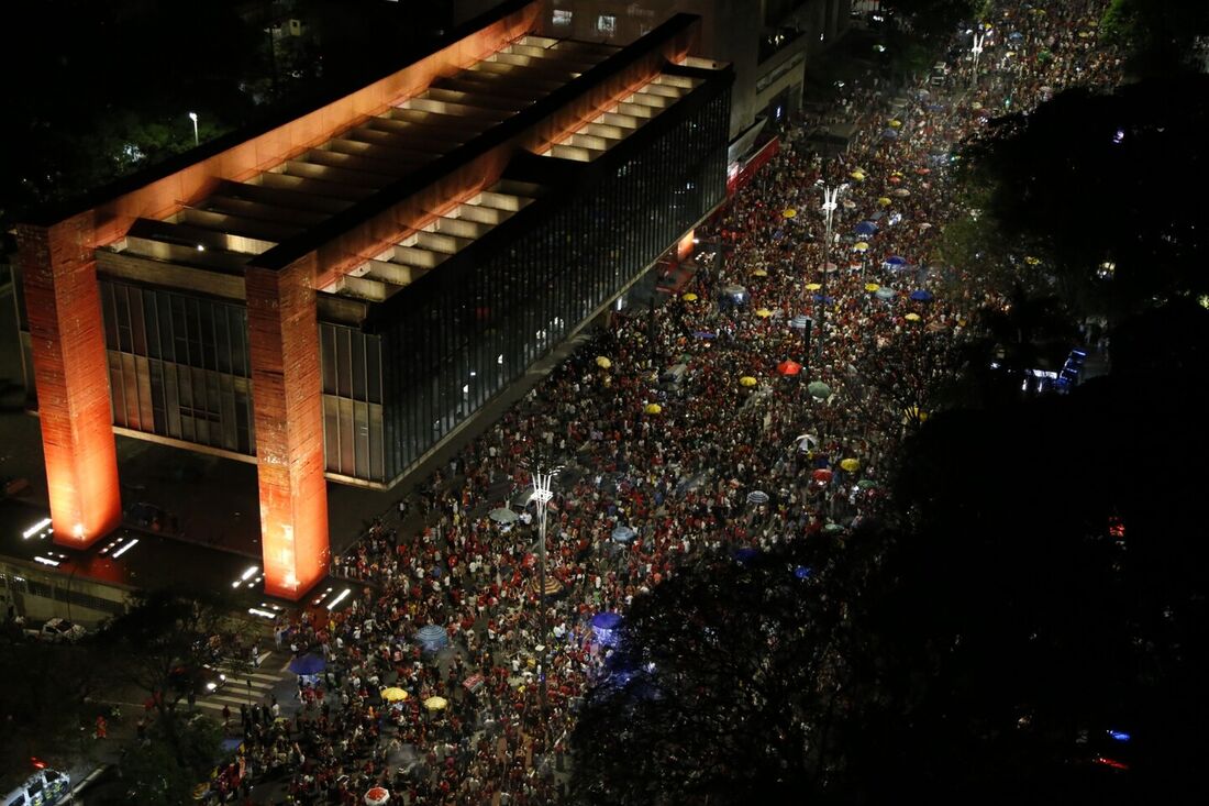 Festa de apoiadores de Lula após vitória do presidente eleito