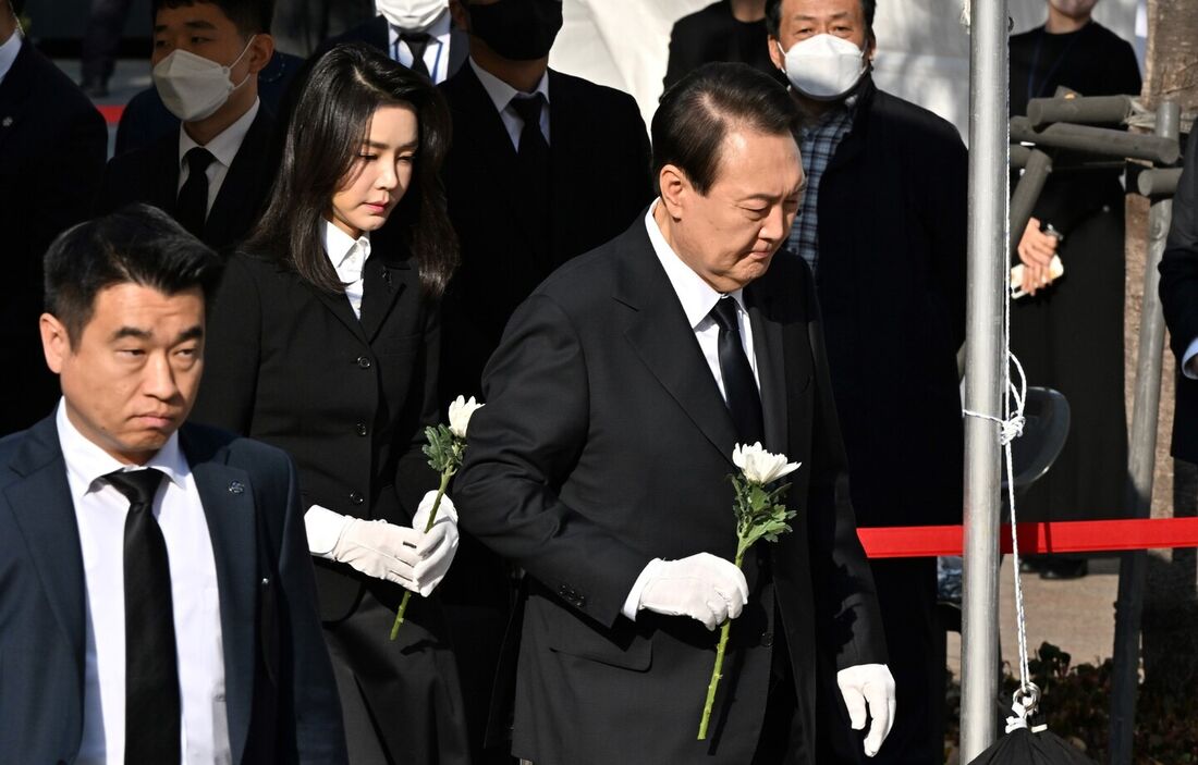 O presidente sul-coreano Yoon Suk-yeol e sua esposa Kim Keon-hee visitam um altar memorial para as vítimas