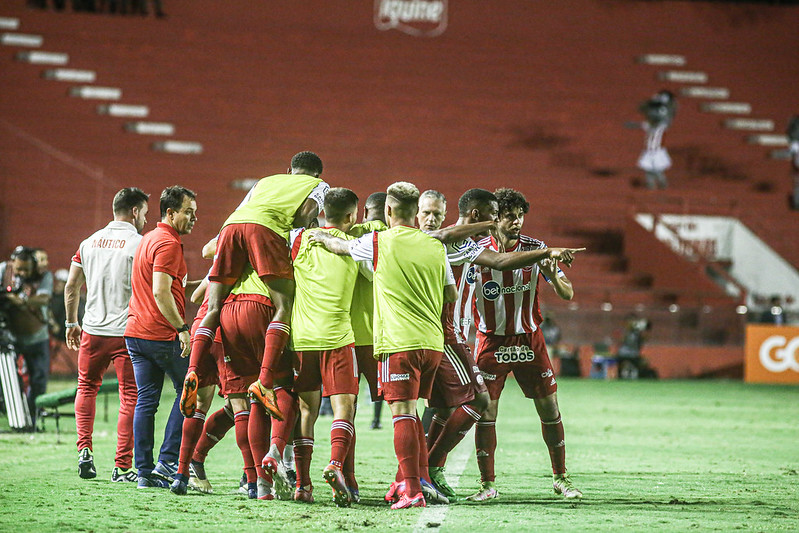 Náutico comemora gol contra o Tombense