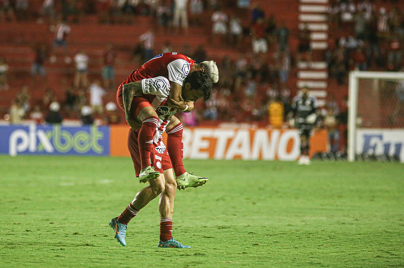 Jean comemora gol nos Aflitos