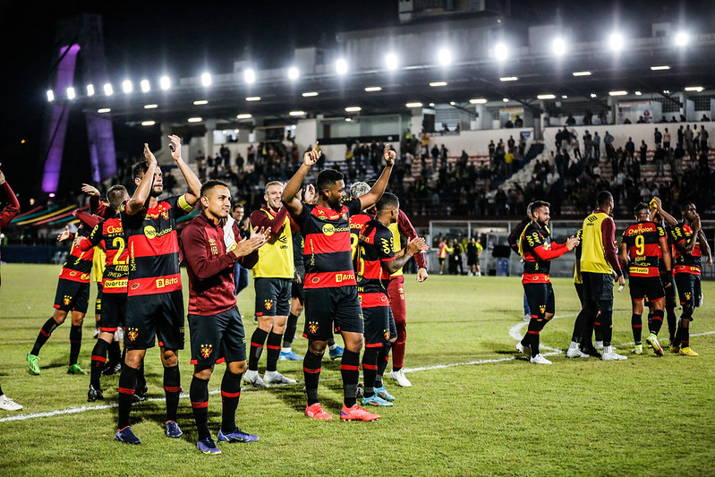 Elenco do Sport agradece apoio da torcida em Brusque