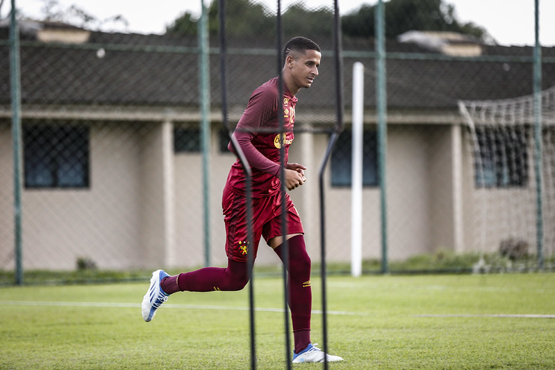 Luciano Juba durante treino do Sport, no CT