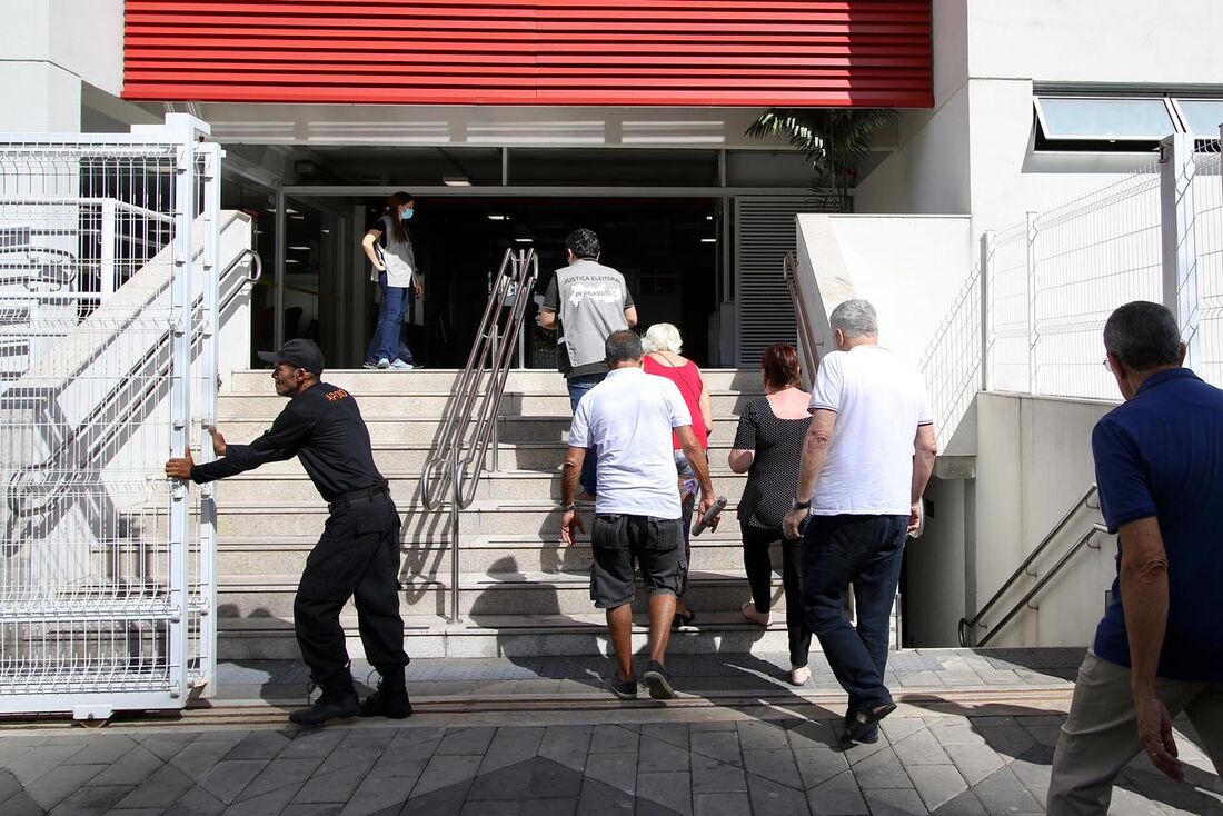 Portões sendo abertos para votação em colégio do bairro do Parnamirim