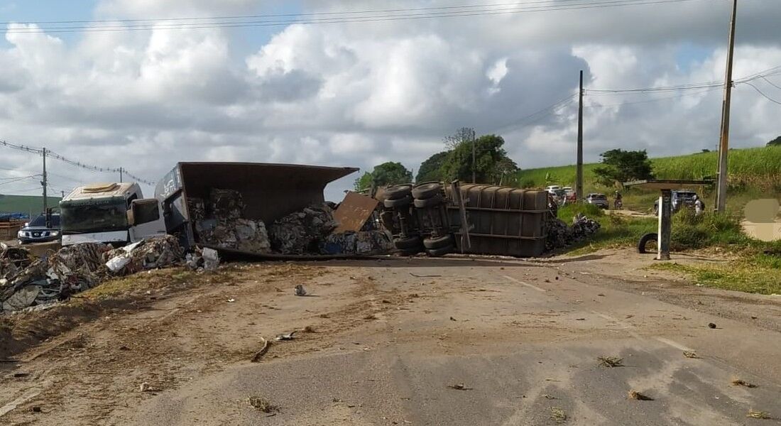 Caminhão virou na BR-101