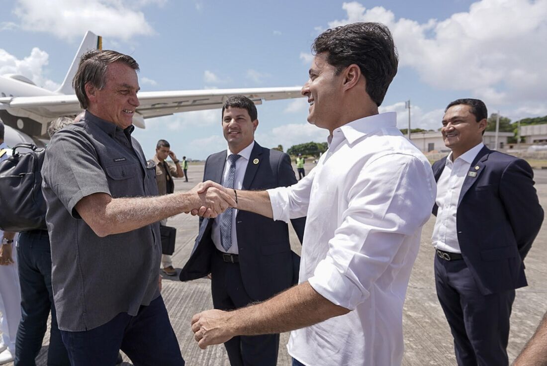 Bolsonaro e Anderson Ferreira na Base Aérea do Recife