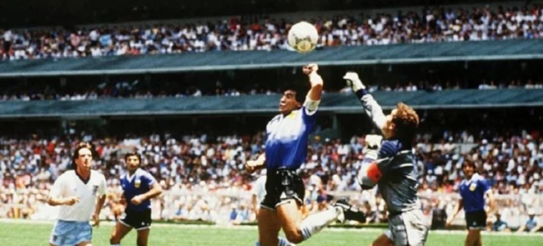 Momento em quem Maradona faz o gol com a mão contra a Inglaterra