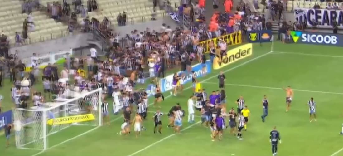 Torcida do Ceará invadiu o campo após o gol de empate contra o Cuiabá