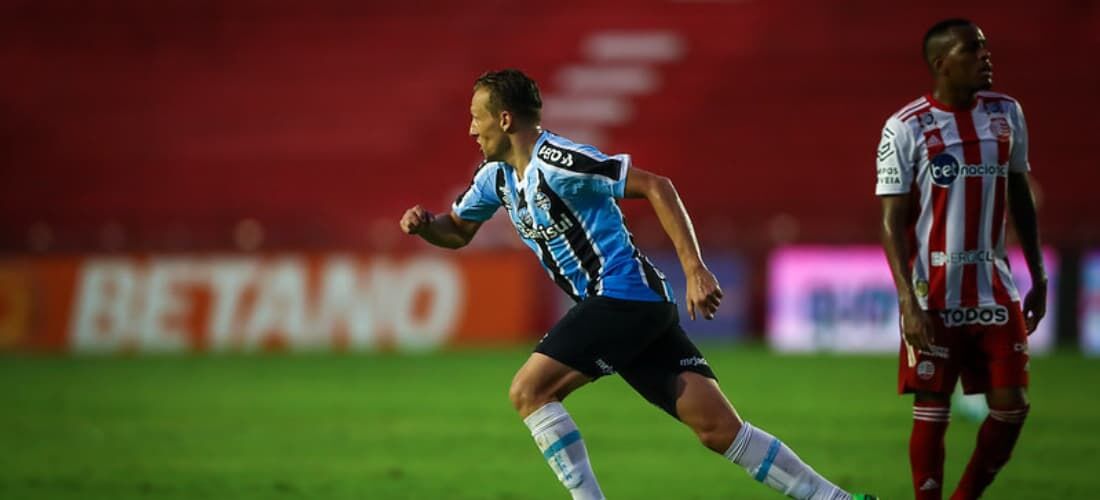 Lucas Leiva participou de mais um acesso do Grêmio nos Aflitos 