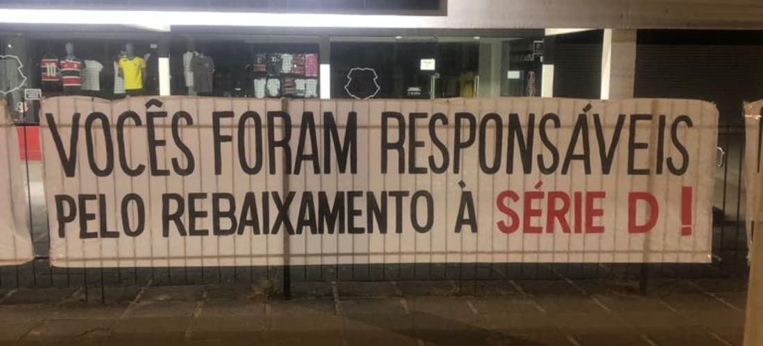 Uma das faixas do protesto da torcida do Santa na madruga desta quarta feira (05)