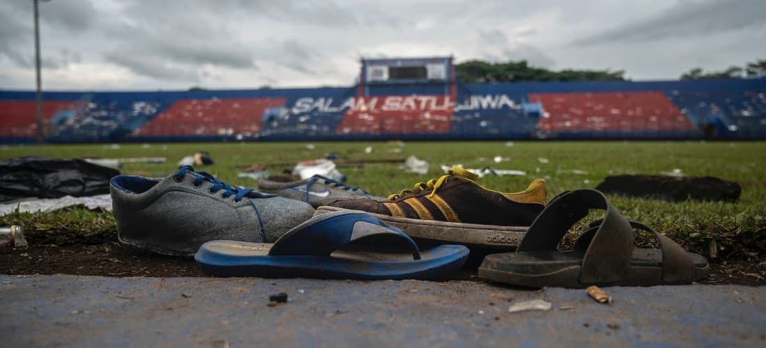 O estádio Karnjurhan com os rastros após a noite trágica