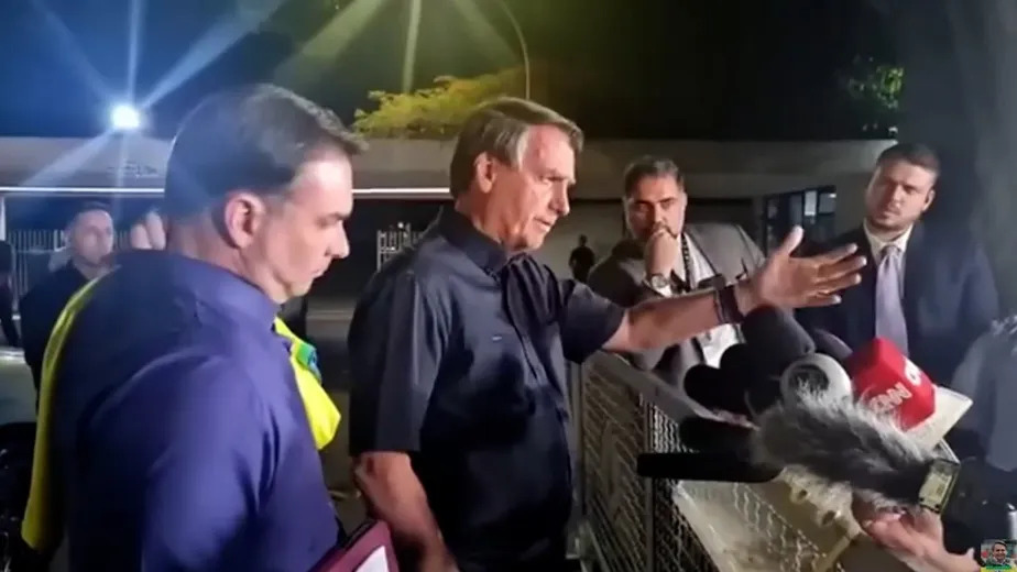 Bolsonaro diz que deu faca com seu nome a Moraes: "Ficou meio apavorado"