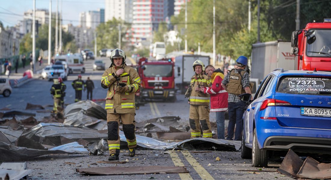 Equipes de resgate trabalhando após ataques à capital ucraniana de Kyiv