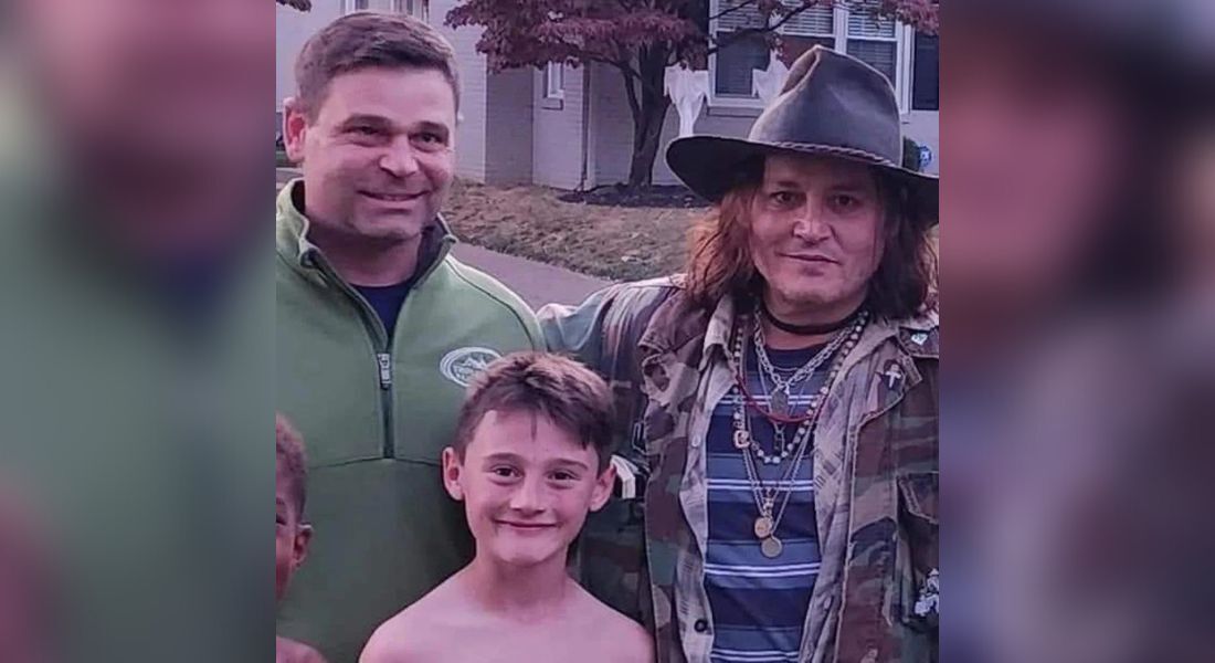 Johnny Depp posa para foto com fãs em visita a sua cidade natal