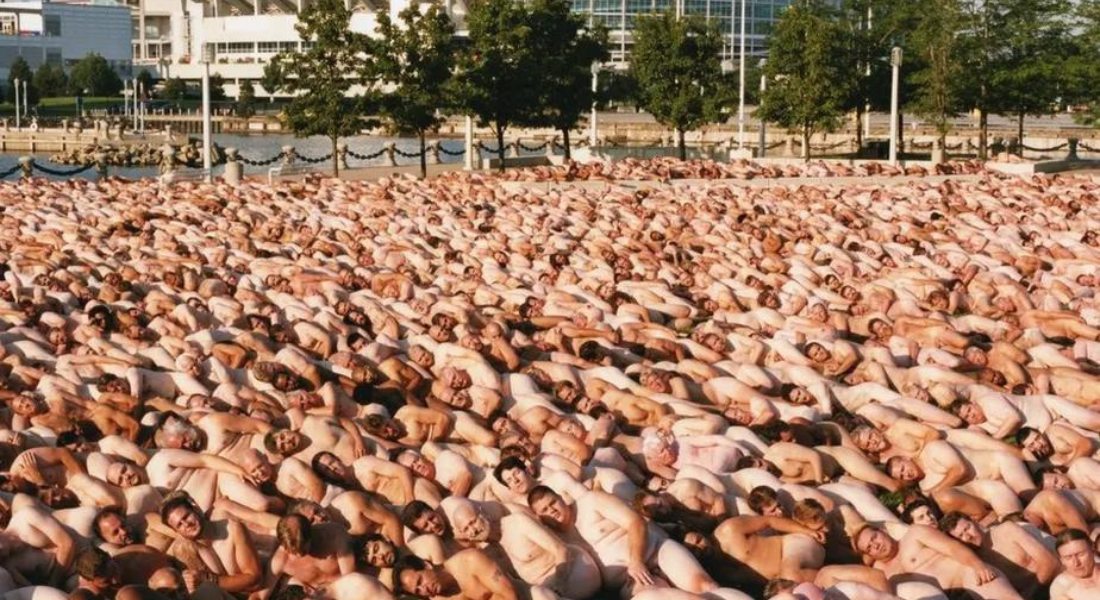O artista é conhecido por fotografar grandes aglomerações de pessoas nuas