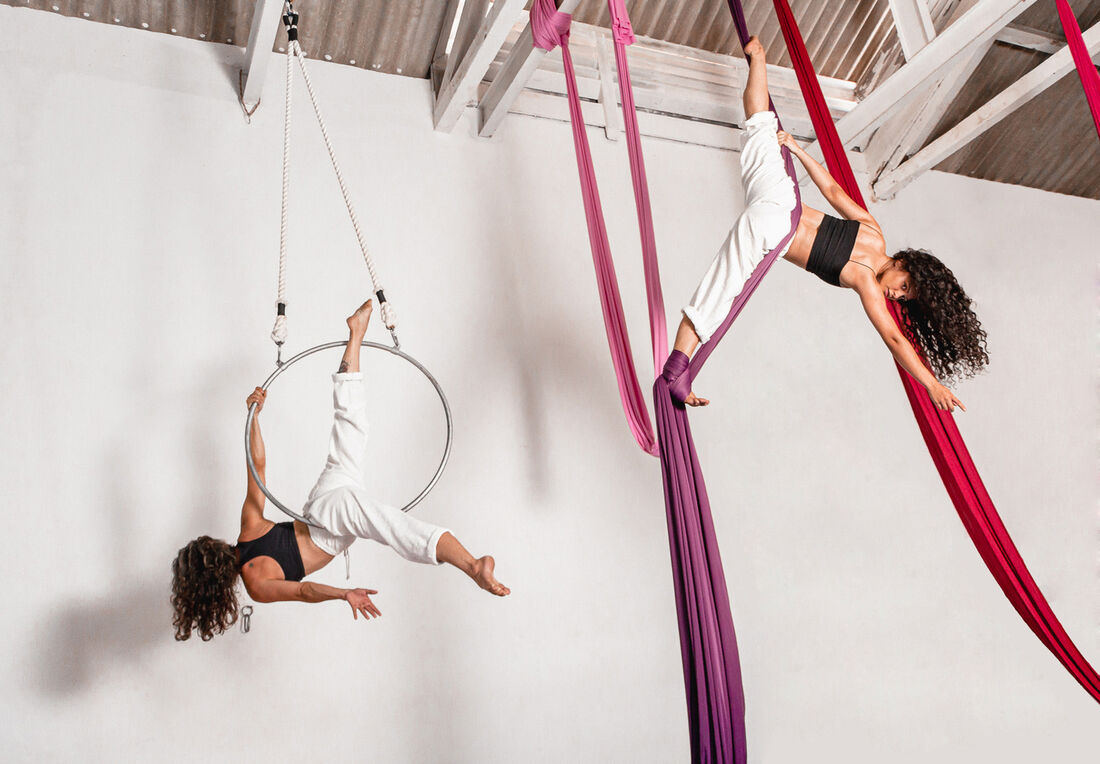 As acrobatas Silvia da Fonte e Paloma Gouveia estreiam performance em duo, neste domingo (23)