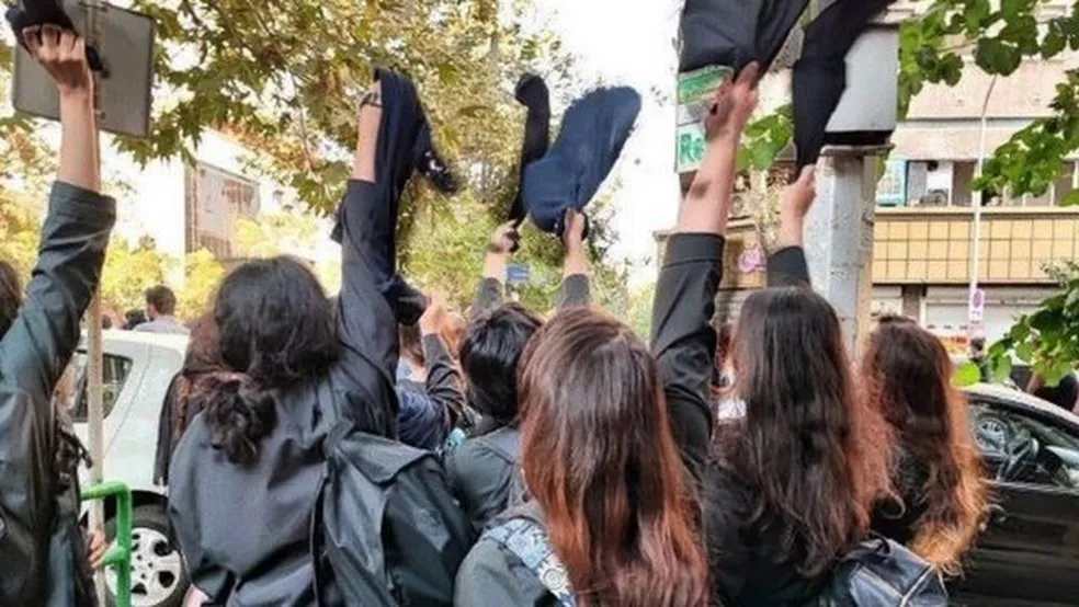 Adolescentes protestaram tirando o hijab 