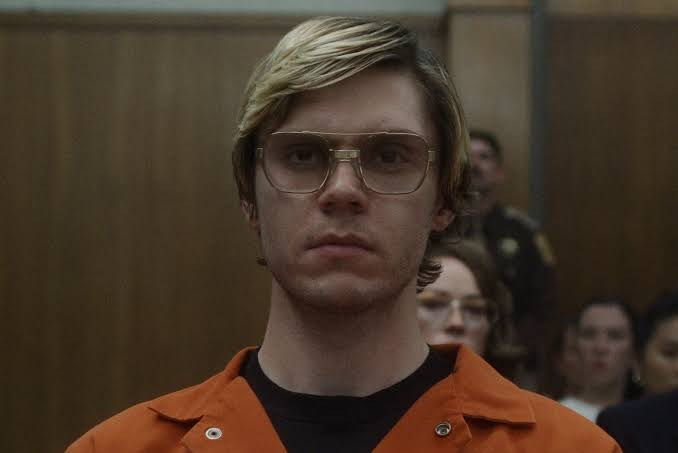 Evan Peters como Jeffrey Dahmer