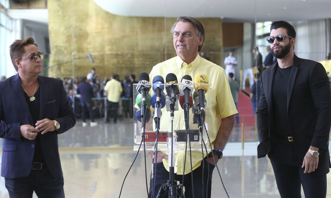 Jair Bolsonaro ao lado dos cantores Leonardo e Gustavo Lima 