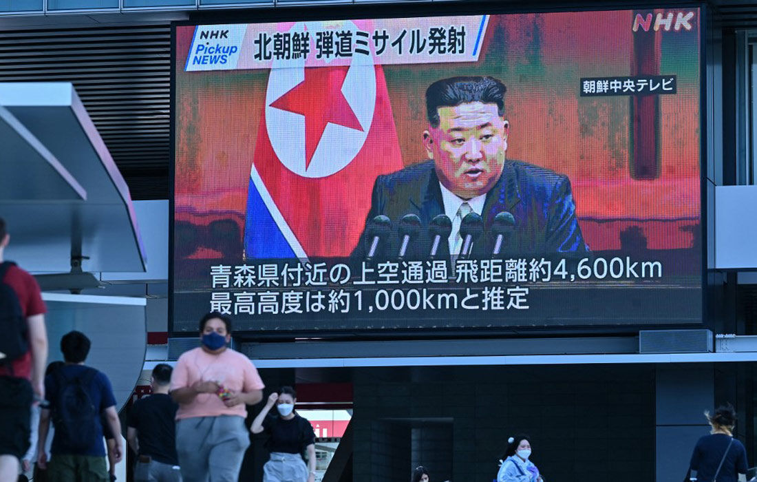 Fala de Kim Jong Un em televisão gigantesca em rua em Tóquio, no Japão