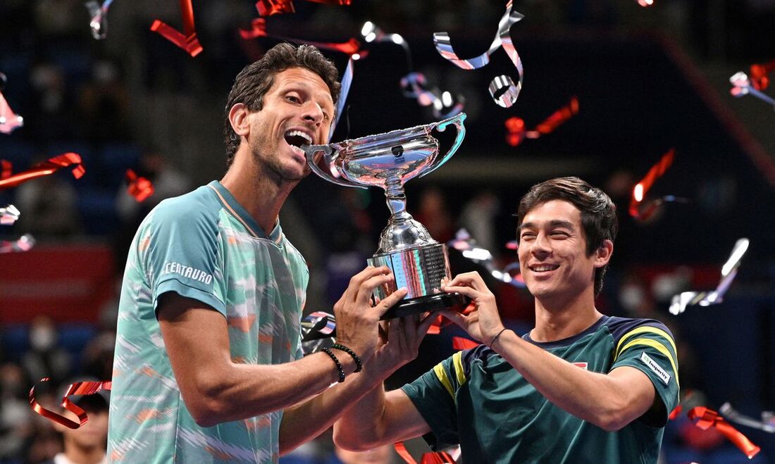 Marcelo Melo (esq) e McDonald (dir) comemoram título conquistado no Japão