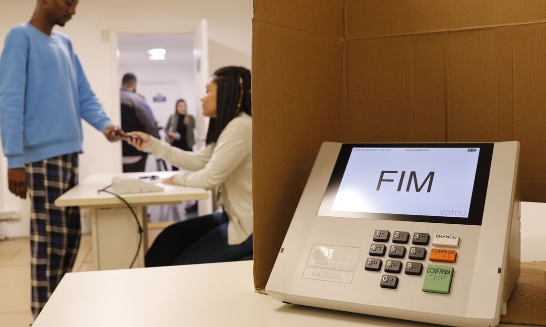 Tribunal Superior Eleitoral (TSE) garante o direito a votação de quem chegou à fila antes das 17h (horário de Brasília) e está dentro das seções.