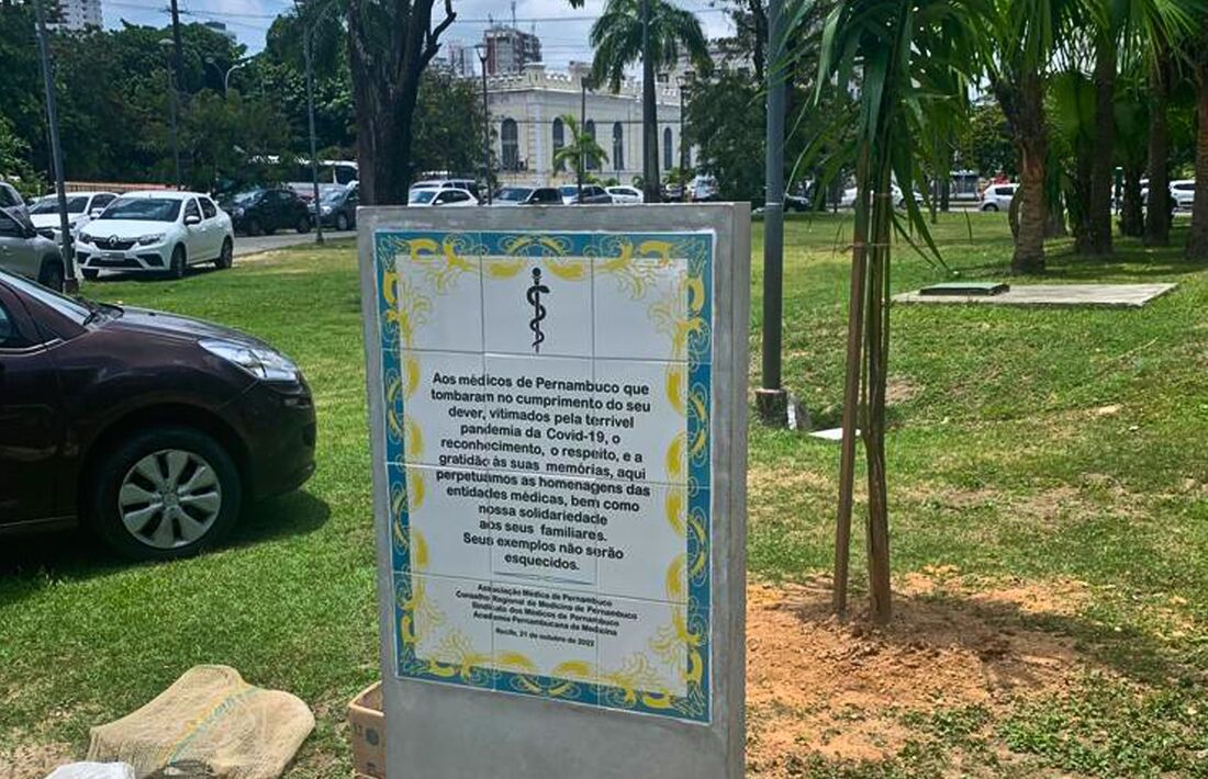 Placa que será inaugurada em homenagem aos médicos que tombaram durante à Covid-19