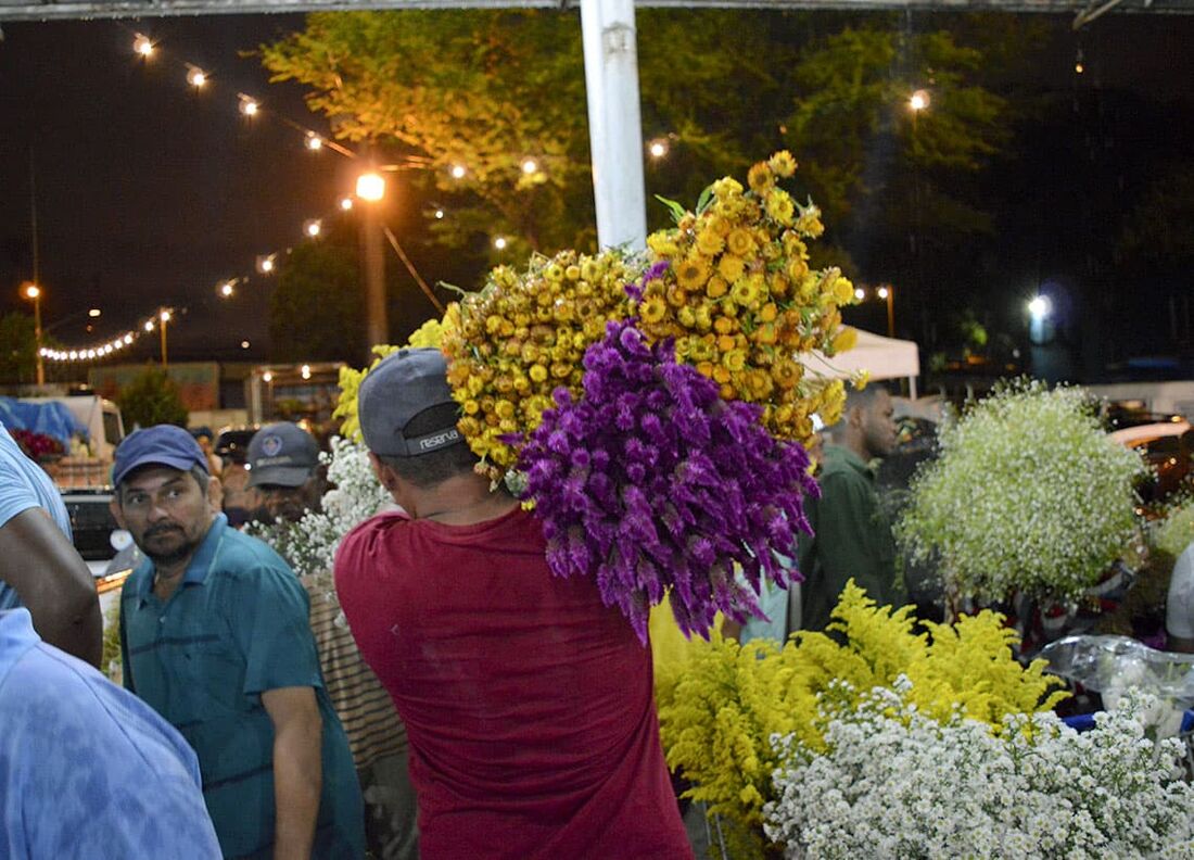 Cerca de 50 produtores comercializam suas flores todas as terças, quintas-feiras e sábados, sempre das 5h às 7h