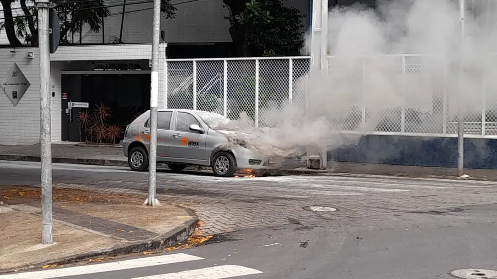 O carro atingido é de modelo Fiat Palio, de cor prata