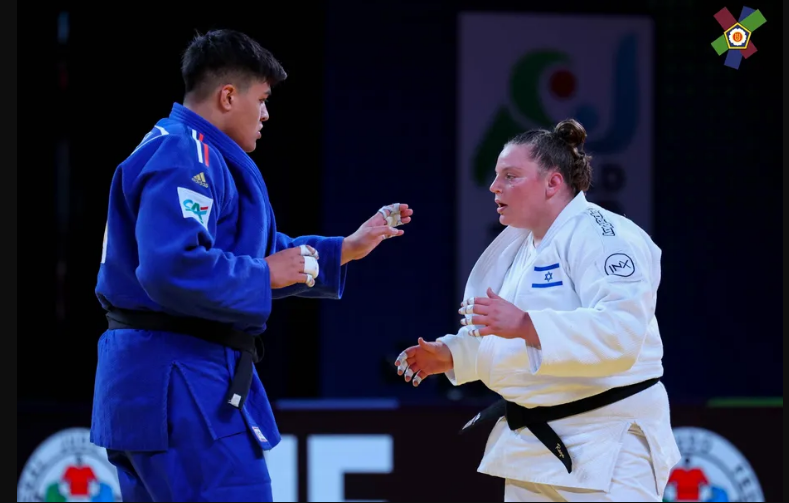 A israelense Raz Hershko perde o bronze para a francesa Julia Tolufua no Mundial de Judô em Tashkent, no Uzbequistão 