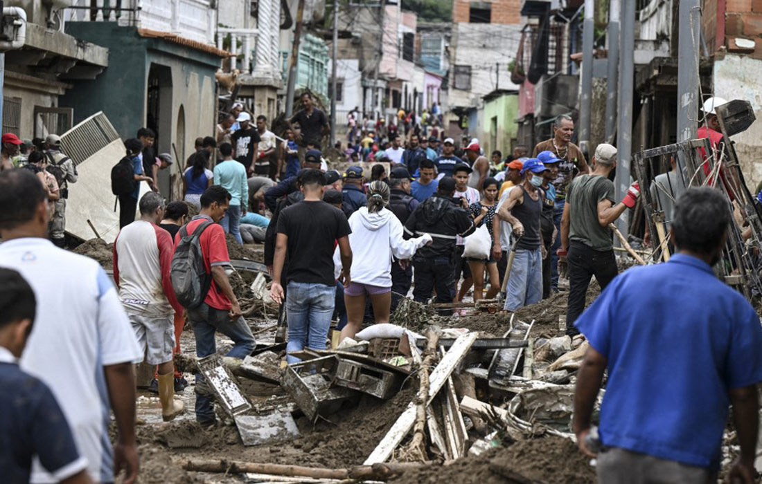 Destruição após fortes chuvas e transbordamento de rio