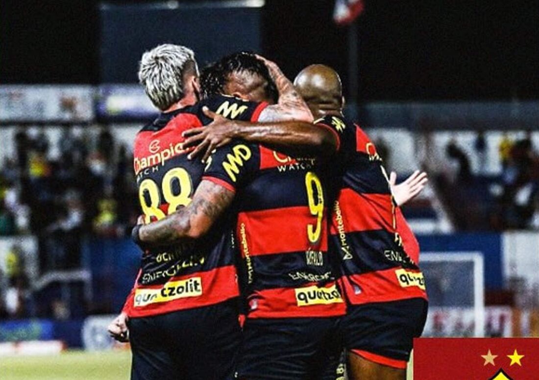 Jogadores comemoram gol de Wanderson diante do Brusque