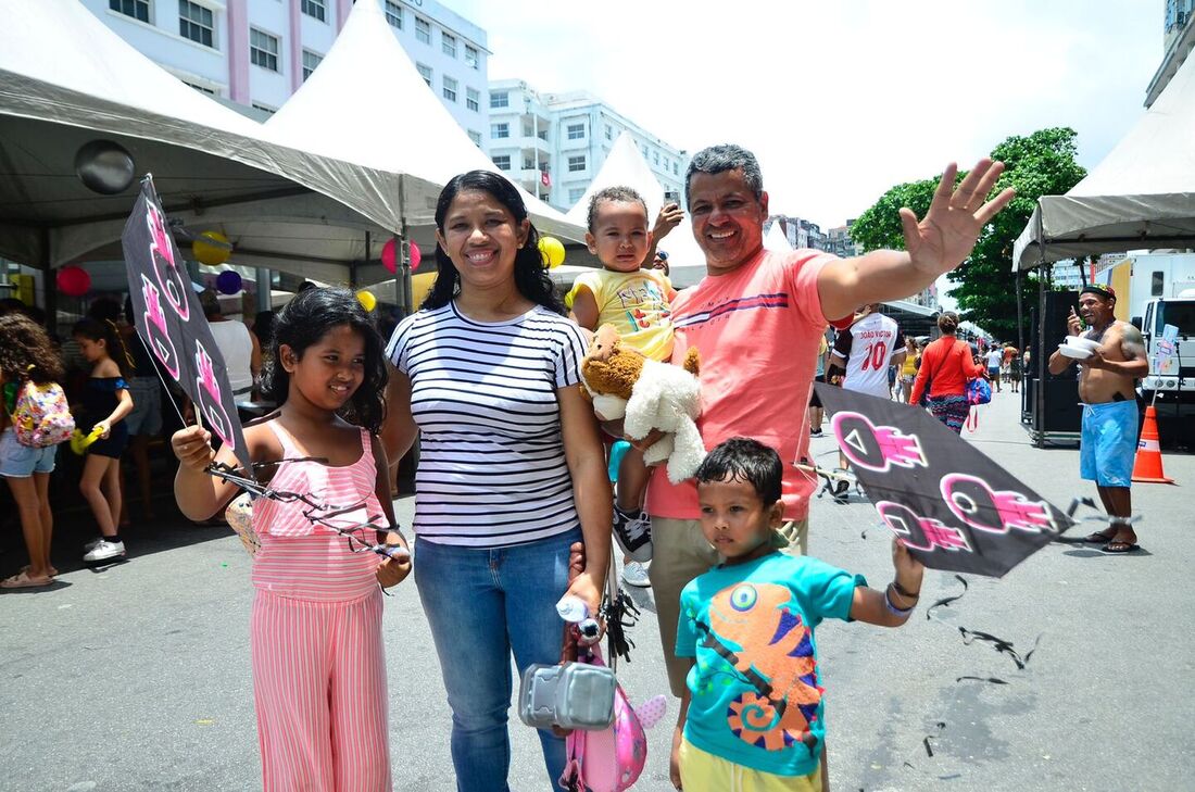 O casal Denilda e Demétrius Santos levaram os filhos Maria Alice, Bernardo e Isadora para aproveitar o evento