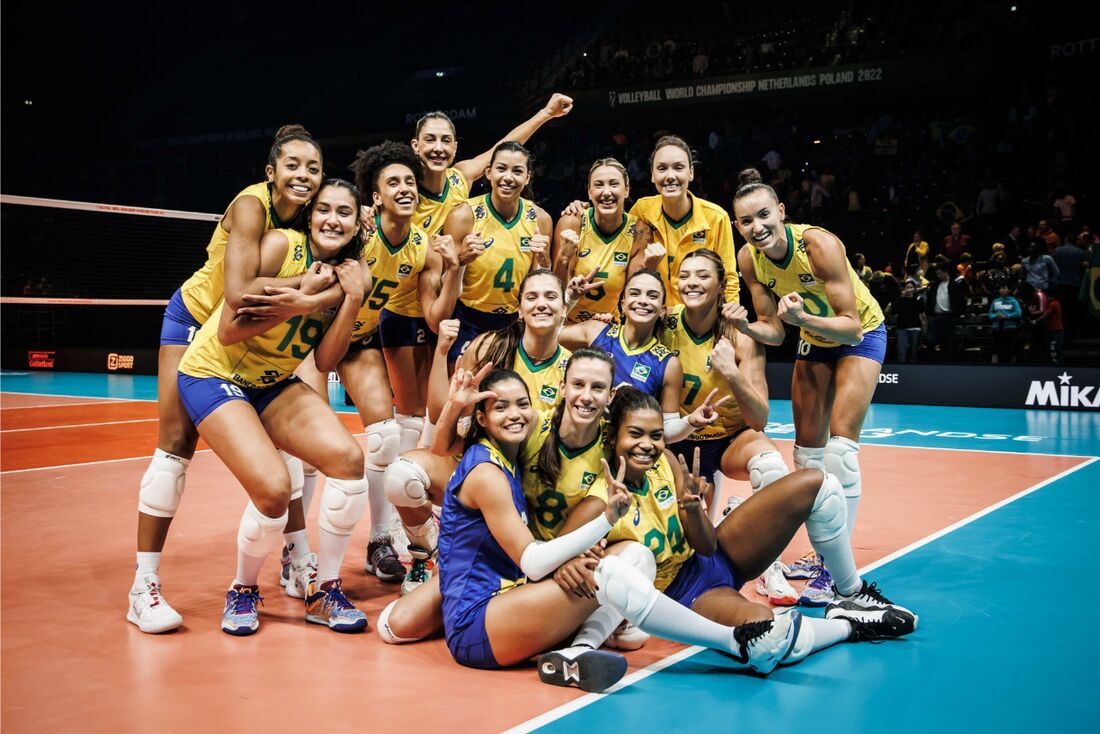 No tie-break, seleção brasileira feminina de vôlei bate o Japão e