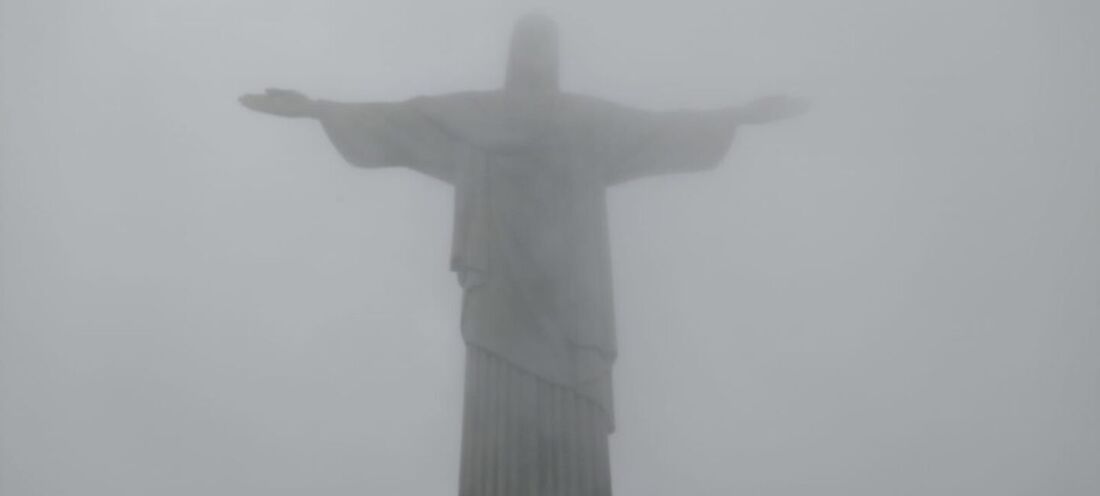 Cristo redentor amanheceu coberto por neblina