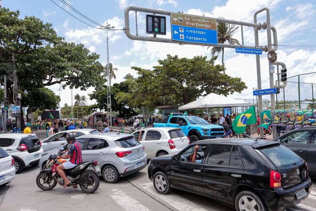 Com a interdição, muitos veículos estão pegando as avenidas Conselheiro Aguiar e Domingos Ferreira