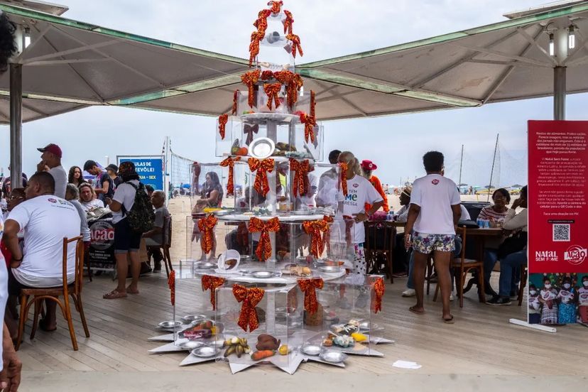 Campanha do Natal Sem Fome faz árvore de Natal com restos de comida 
